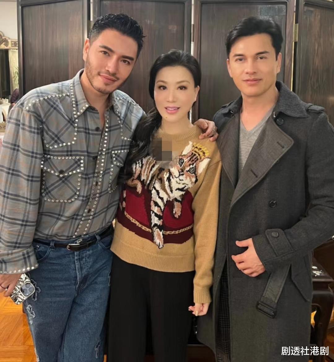 吕良伟|中国风豪宅曝光!65岁不老男神家中堆满古董,靠娇妻成人生赢家