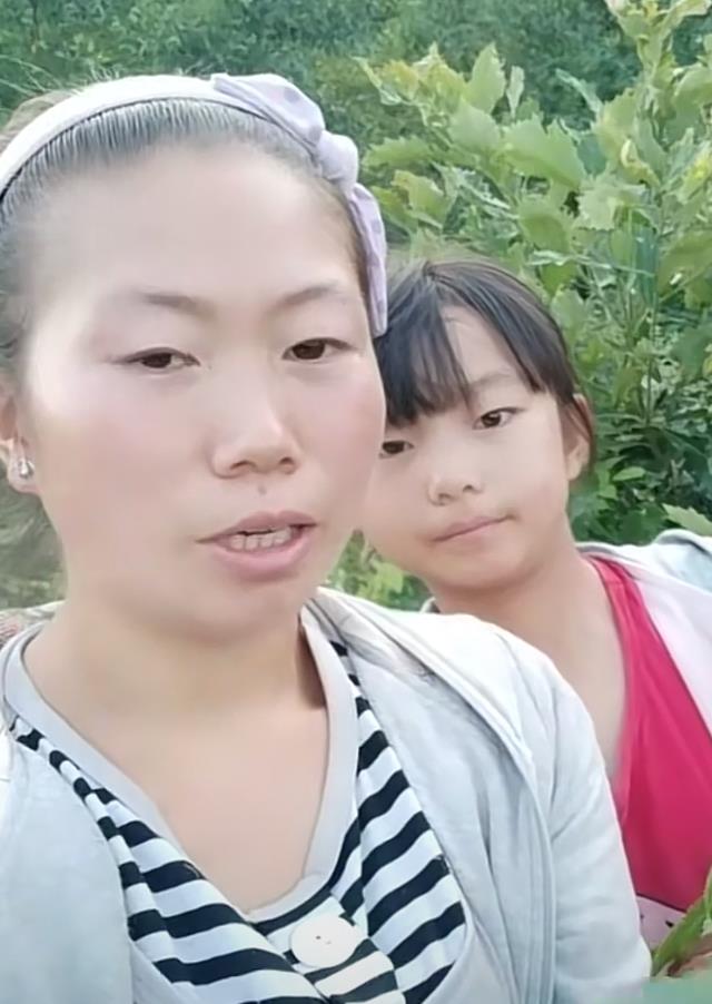 女子晒全家福,32岁已是9个孩子的母亲,网友调侃:没别的爱好吗