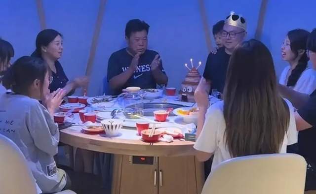真勤劳!田静父亲晒妻子厨房忙碌画面,网友却纷纷给出忠言提醒
