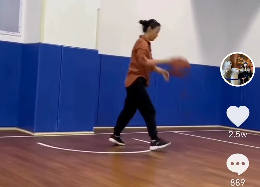 |与时俱进！卓妈晒与孙辉打球画面，剪辑视频充满喜感卓哥超圈粉