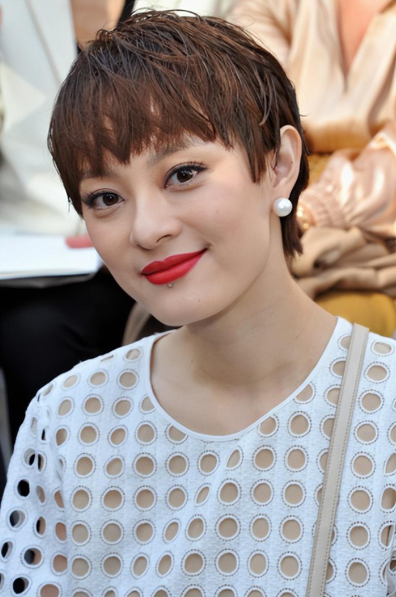 孙俪|孙俪美到国外去了，白色“洞洞装”也穿出高级感，真优雅到骨子里