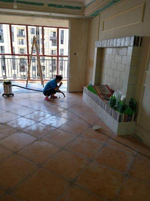 交35万让婆婆装修新房，电视背景墙整得跟墓碑一样，真是气人