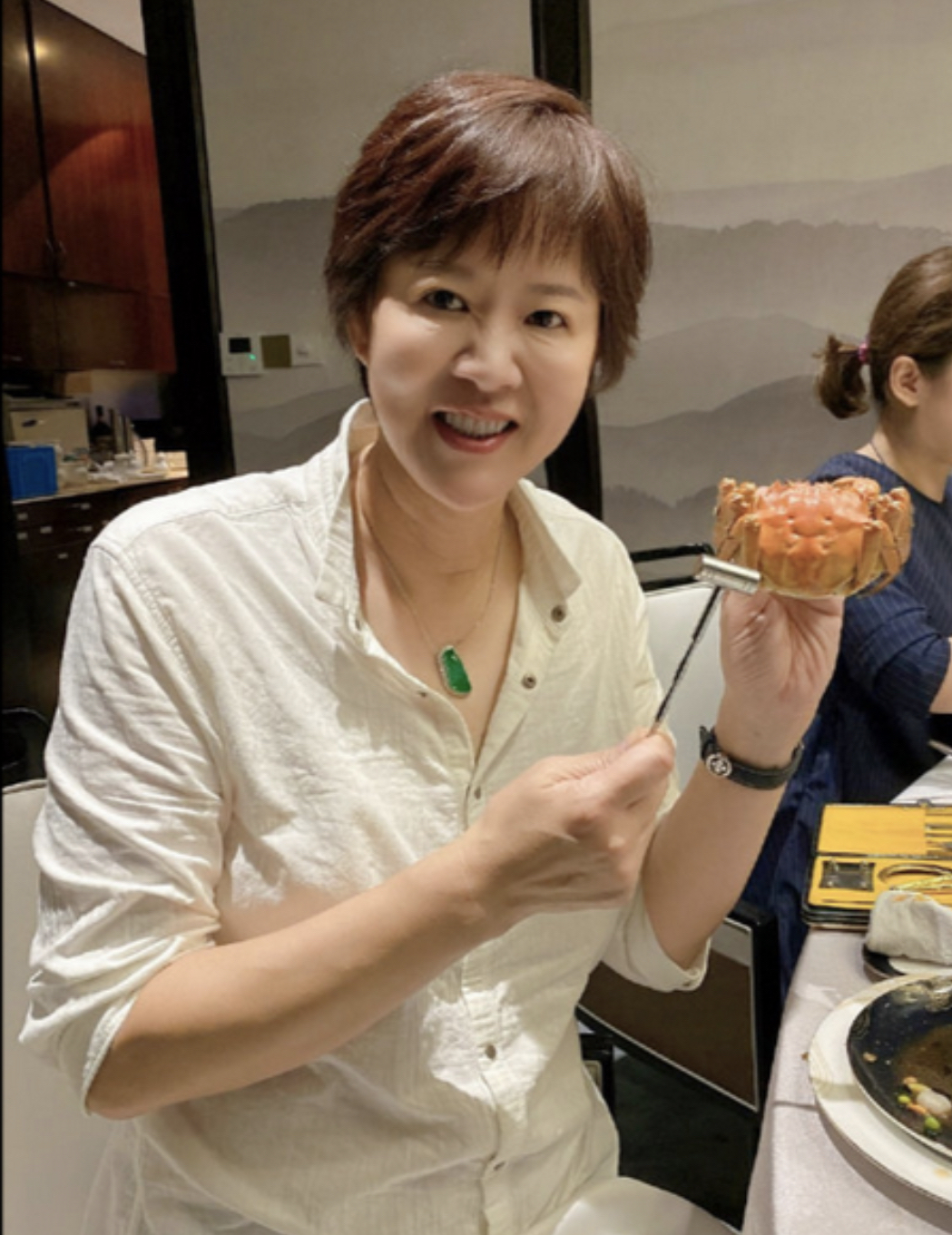 退休 郎平退休生活好惬意，烫蓬松卷换新发色真显年轻，坚持健身太自律