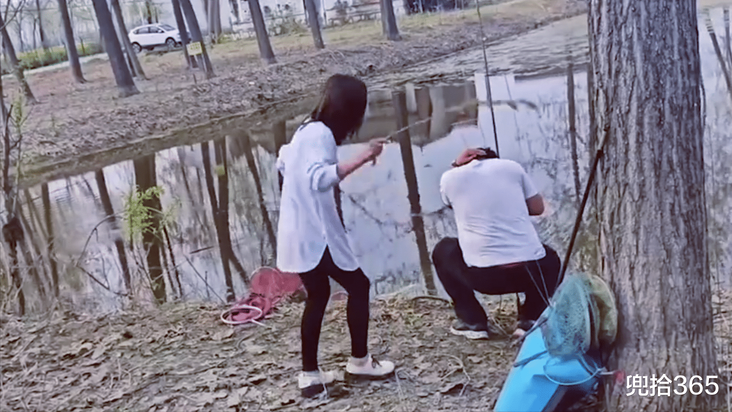 |安徽一男子钓鱼被老婆暴打，把旁边钓友吓坏了，提着东西拔腿就跑