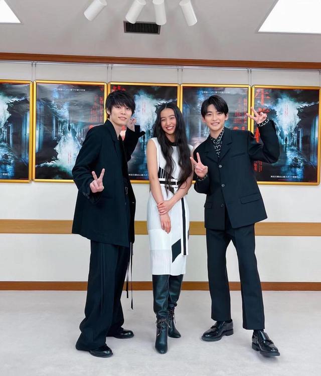 王菊|19岁木村光希一袭鲜红开叉礼服亮相，露肩设计秀天鹅颈，泪洒现场