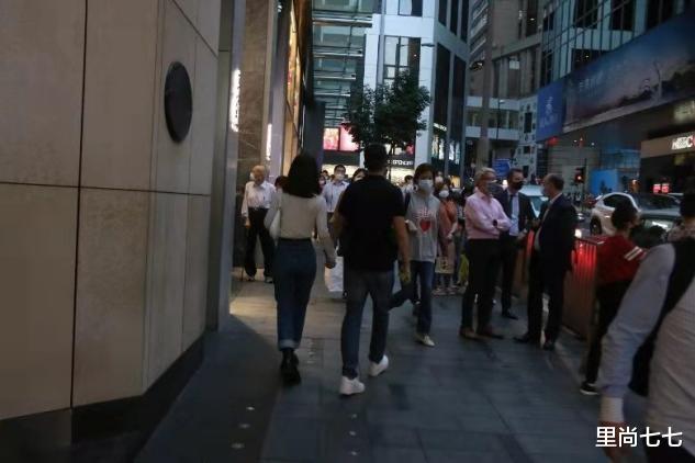 穿衣搭配|阿Sa罕见携富三代男友逛街，减龄风穿搭依旧少女感，身形好纤细