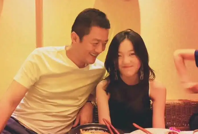 李亚鹏|李亚鹏官宣再婚生子,李嫣却晒黄昏照,心情emo,网友:可怜