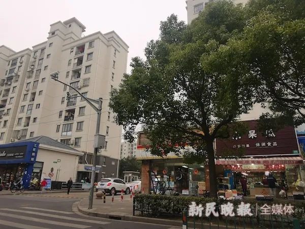 80多岁老夫妻声泪俱下:外墙开裂、内墙脱皮、地板浸水、全屋发霉