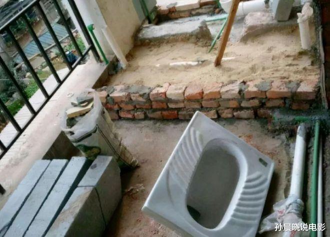 楼上的邻居把阳台改成厕所,我就笑笑不说话,1个月后哭着拆掉了