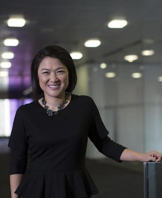 穿衣搭配|潘石屹携妻子现身街头,妻子素颜搭配职业装,一看就是女强人了