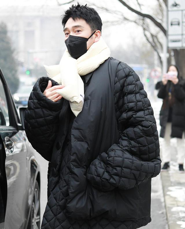 张小斐|春晚第二次联排：张小斐外套过万，朱一龙穿校服，宋茜像肉松面包