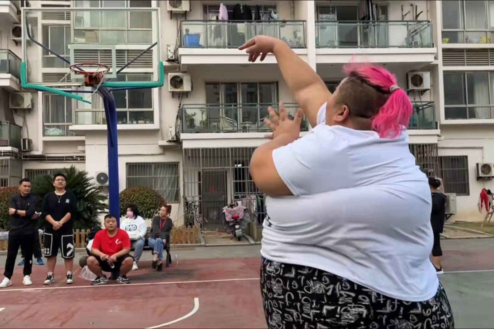 运动 500斤胖猴子已减重72斤,脸色红润运动不喘粗气,精神状态良好