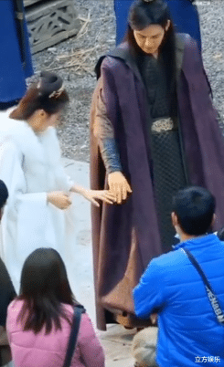 钟汉良|钟汉良袁冰妍新剧路透，牵手之前先擦手，二人相差18岁如同龄人！