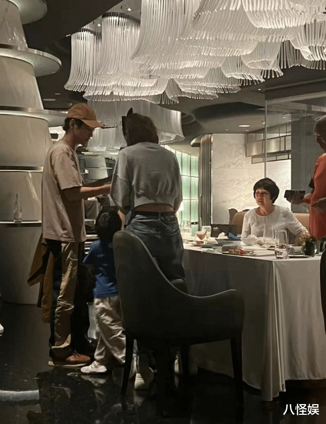 天王嫂|袁弘聚餐忙照顾父母，张歆艺全程带娃分工明确，四坨长得超像妈妈