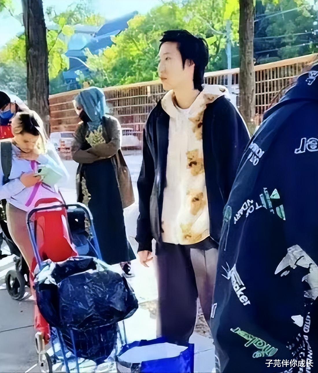 吴卓林|成龙女儿领救济粮刺痛了谁?吴卓林目光无神,内搭透露童心