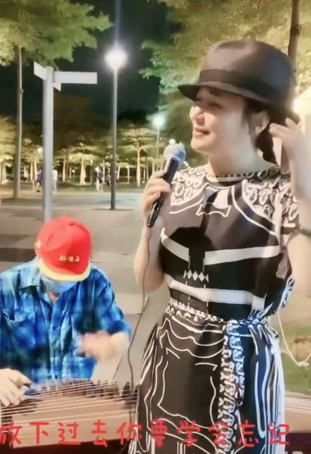 周艳泓|46岁老牌女歌后街边卖唱！身材走形似寻常妇女，歌声动听中气十足