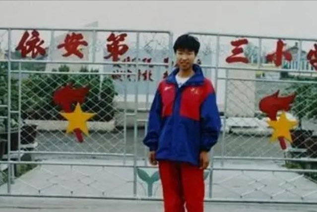 广州城|退役冠军艾冬梅：双脚畸形，街头抱娃卖菜，低价出售19枚奖牌