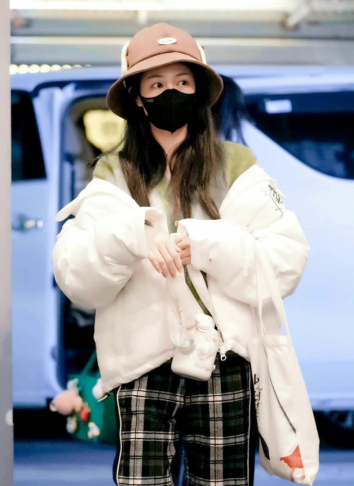 王鹤棣|白鹿、王鹤棣《以爱为营》上班路透，网友：这是准备边拍边播吗？