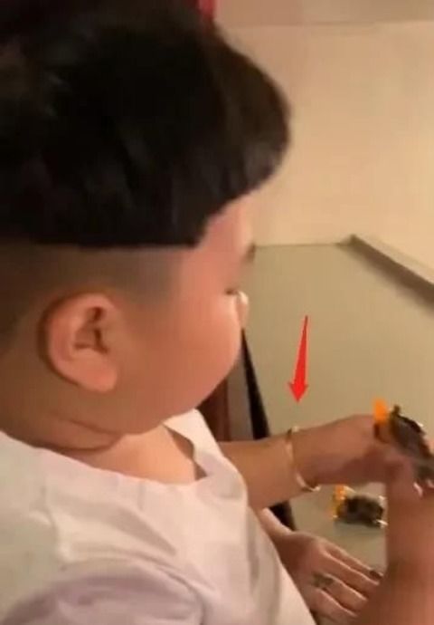 郭汾阳|郭德纲开始培养郭汾阳了,和王慧外出游玩,小小年纪就自己拿烤肠