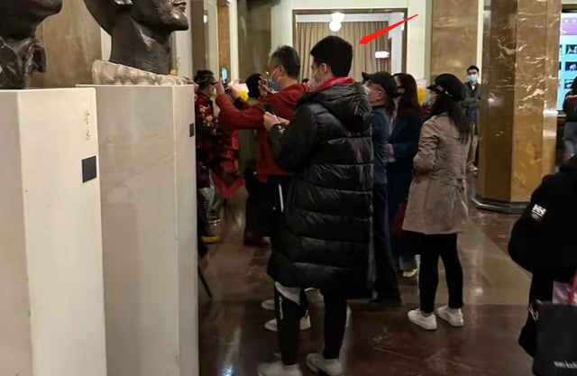 |胡军儿子帅到认不出！14岁康康身高一米魁梧壮硕，五官硬朗成硬汉