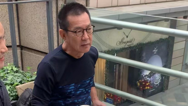 |65岁元彪消瘦现身，坐露天咖啡店抽雪茄，面部崎岖皮肤松弛显老态