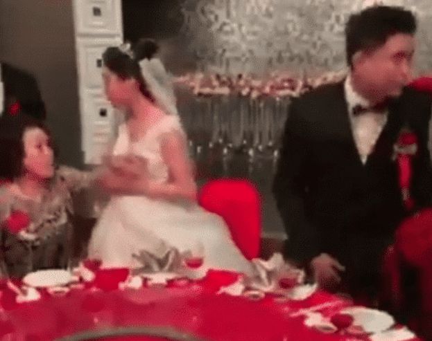 25岁男子带人闯婚宴,曝光新郎新娘的“不伦关系”,网友:真刺激