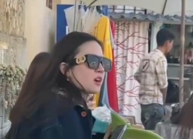 刘亦菲|刘亦菲近况曝光,在外喝咖啡被网友偶遇,脸部泛红下巴圆润