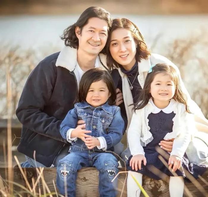 钟嘉欣|钟嘉欣晒俩儿女在家门口铲雪，姐弟俩太懂事，脸蛋冻红依然很欢乐