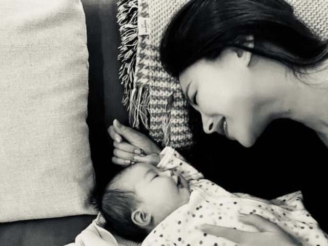 虞书欣|朱珠为1岁爱女隆重庆生！肚子一圈赘肉明显，与帅气老公亲密搂肩