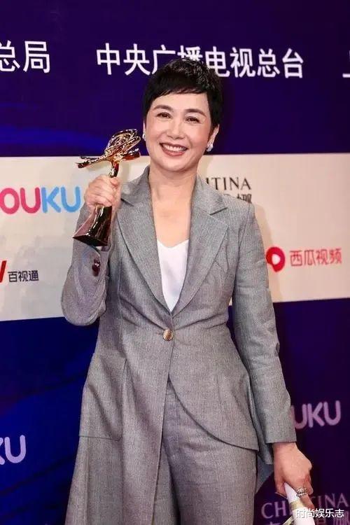 蒋雯丽穿居家服和儿子拍照,颈纹多臂膀粗,开心的老母亲也不在乎