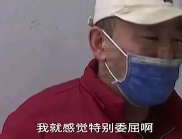 2男2女在一餐馆吃饭让老板抹掉零头老板不同意,拿起手机就朝老板的头上砸去……