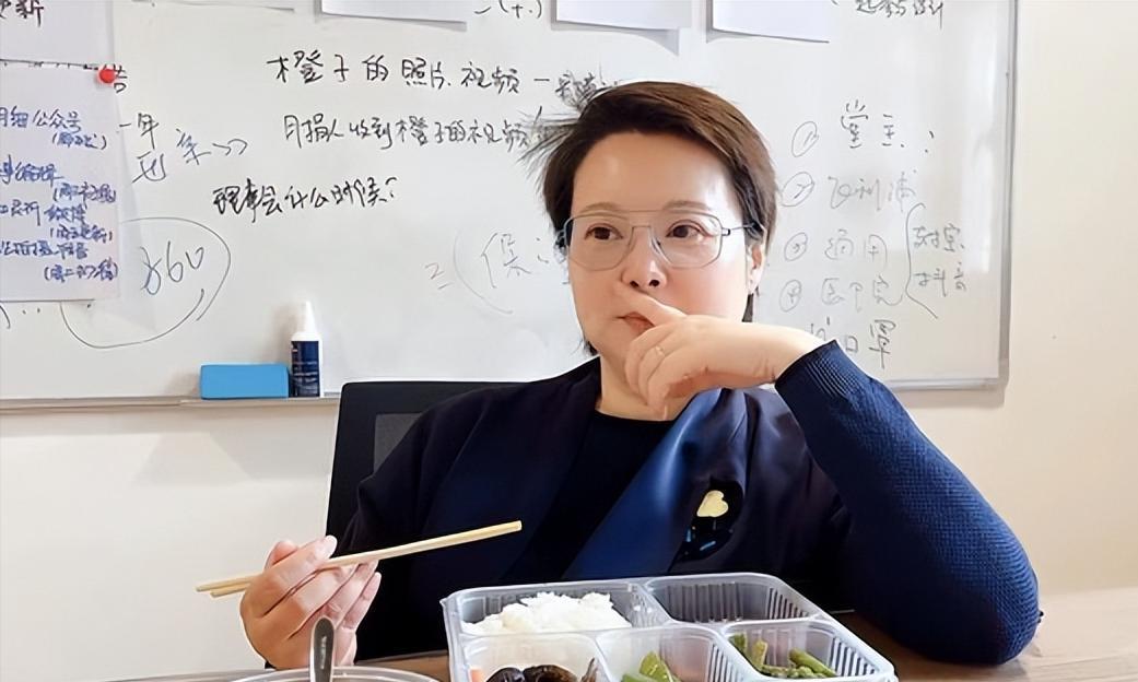 50岁袁立晒工作日常，同员工挤一间办公室，坐2元公交往返接地气
