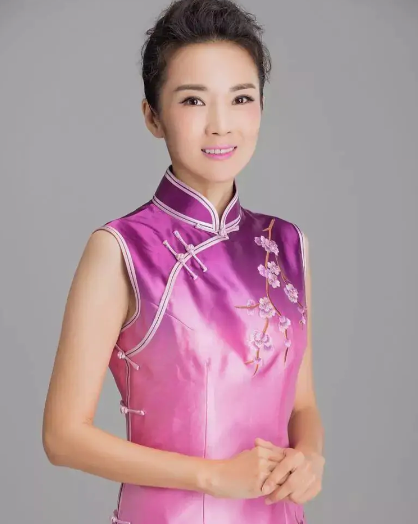 管彤|央视管彤春晚彩排引围观!身材娇小皮肤超白,打扮简单气场强