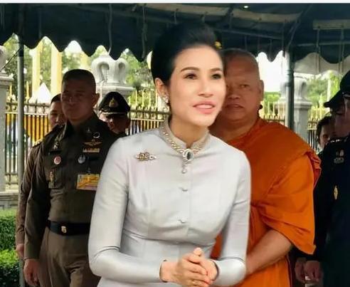 诗妮娜|诗妮娜禁足五月终服软，单人海报主动跪地认错，跟苏提达正式认输