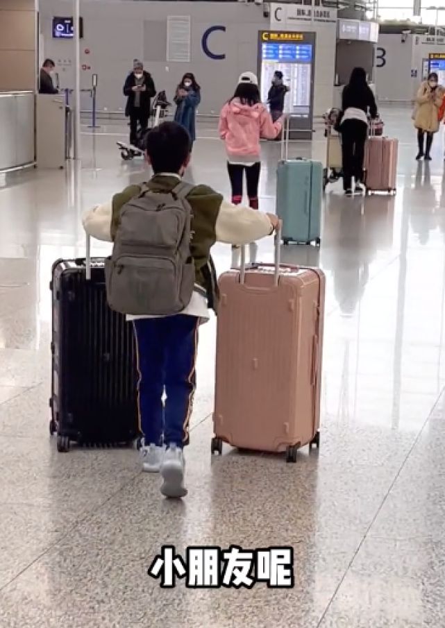 吴尊|吴尊一家新冠痊愈后，飞回文莱探亲，提6箱行李现身机场欢乐回家