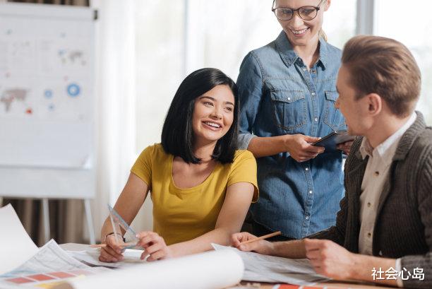 |职场沟通技巧:面对陌生人,可以礼貌表现,做到不卑不亢。