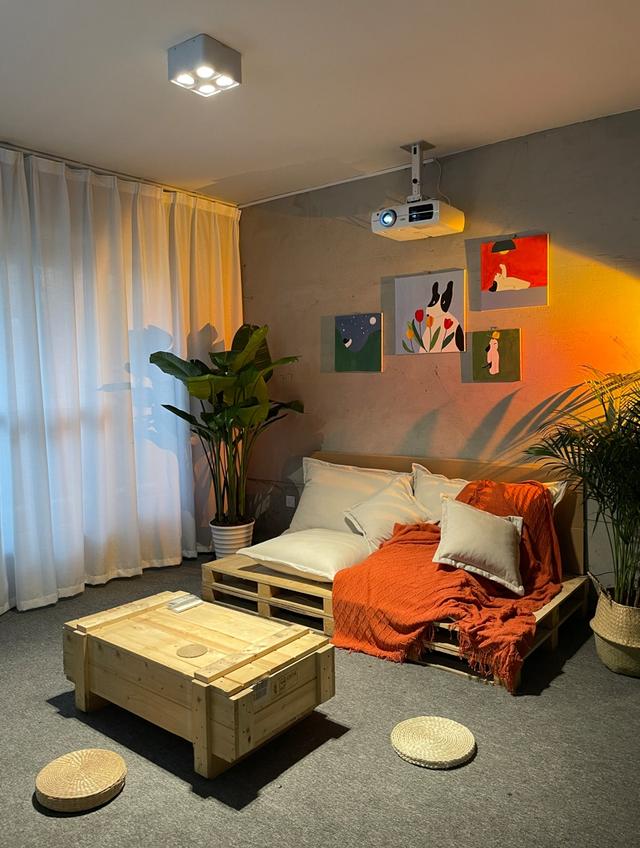 95后山东情侣因还贷压力大住毛坯房,当事人:大概花了15000元,装饰画是女朋友画的