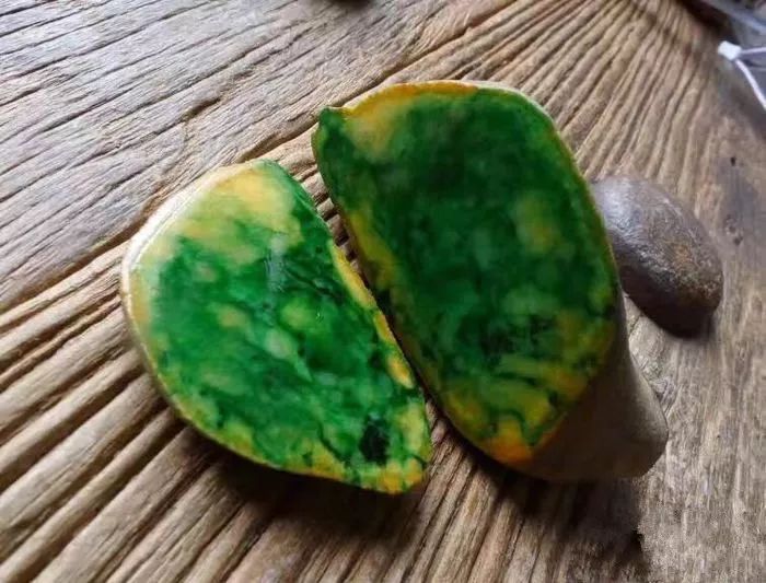 翡翠|翡翠赌石玩出高色黄夹绿，老司机都羡慕不已！