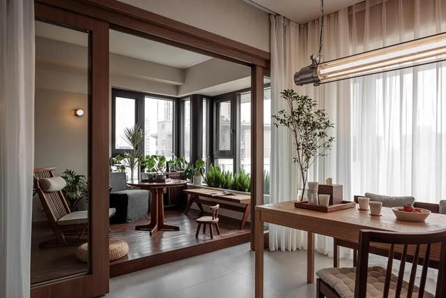 她家134㎡,全屋装修素雅高级,光一个阳台就把人迷住了,好喜欢!