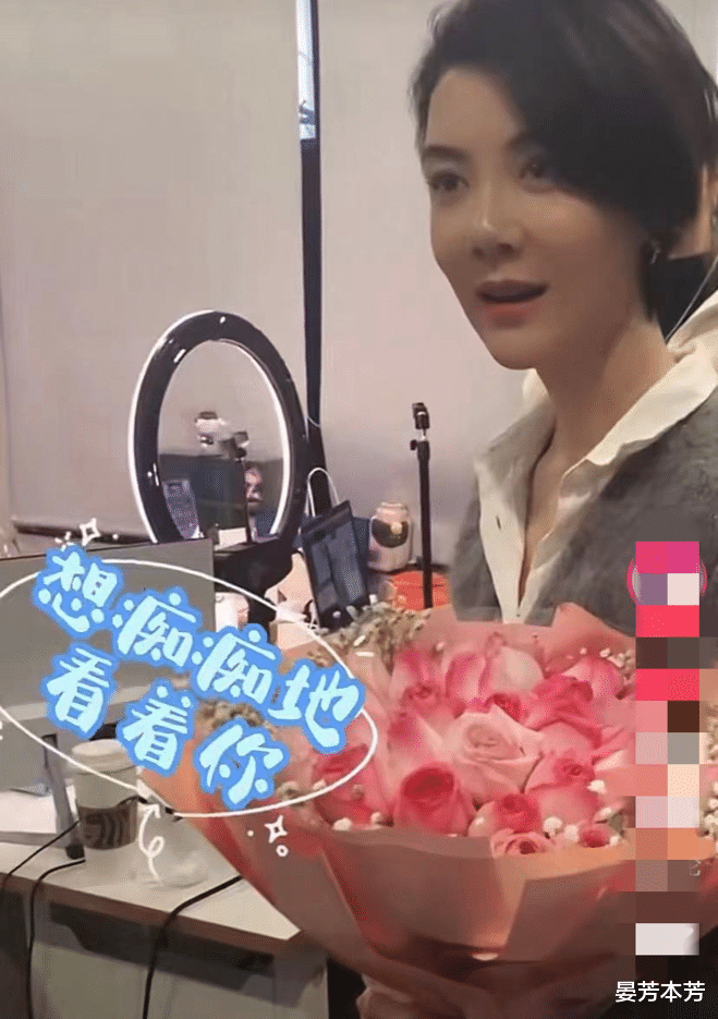 车晓|车晓工作被送大束玫瑰，还有帅哥大方表白，害羞到脸红躲起来