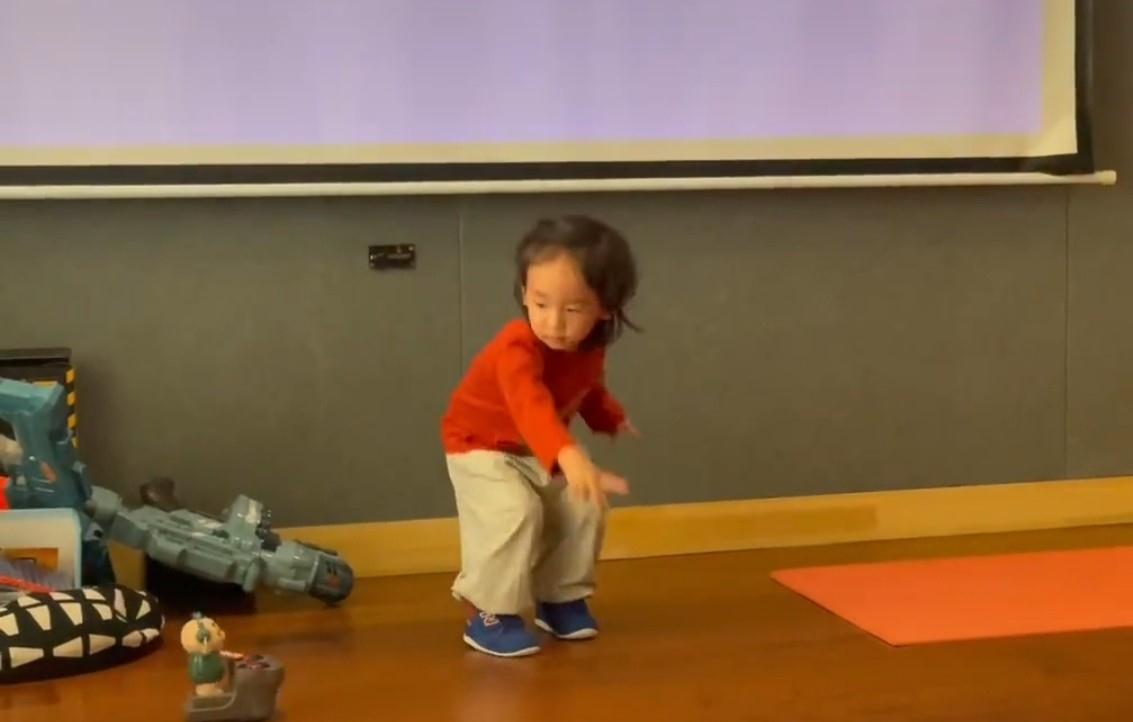 陈小春|应采儿二孩扎小辫似女孩,兄弟俩热舞好开心,模样似翻版陈小春