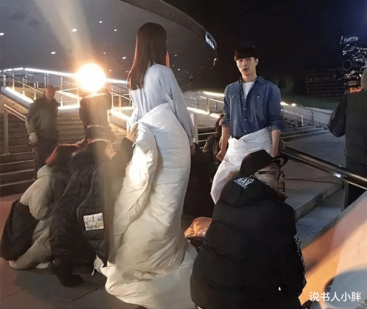 花絮|难怪电视里只有上半身，镜头下移后，是不能看的尴尬画面