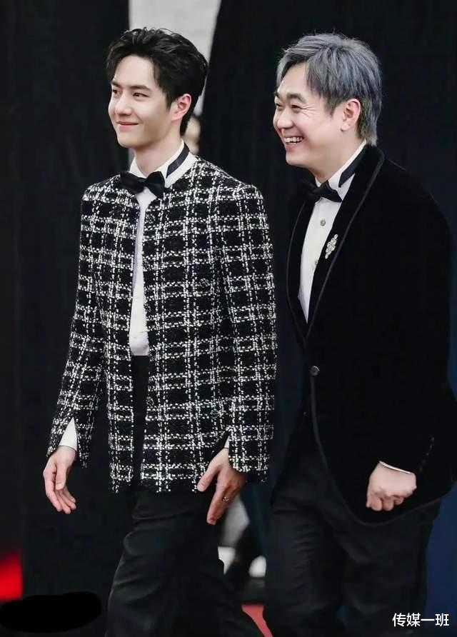 沈腾|红毯尴尬场面:沈腾抱着赞助商奥迪车轮不撒手,姚晨被嘲讽麒麟臂