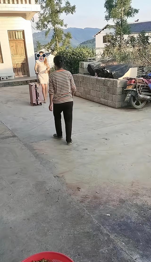 女子离婚后带行李回娘家,母亲上前迎接,姐姐把她的行李丢在地上