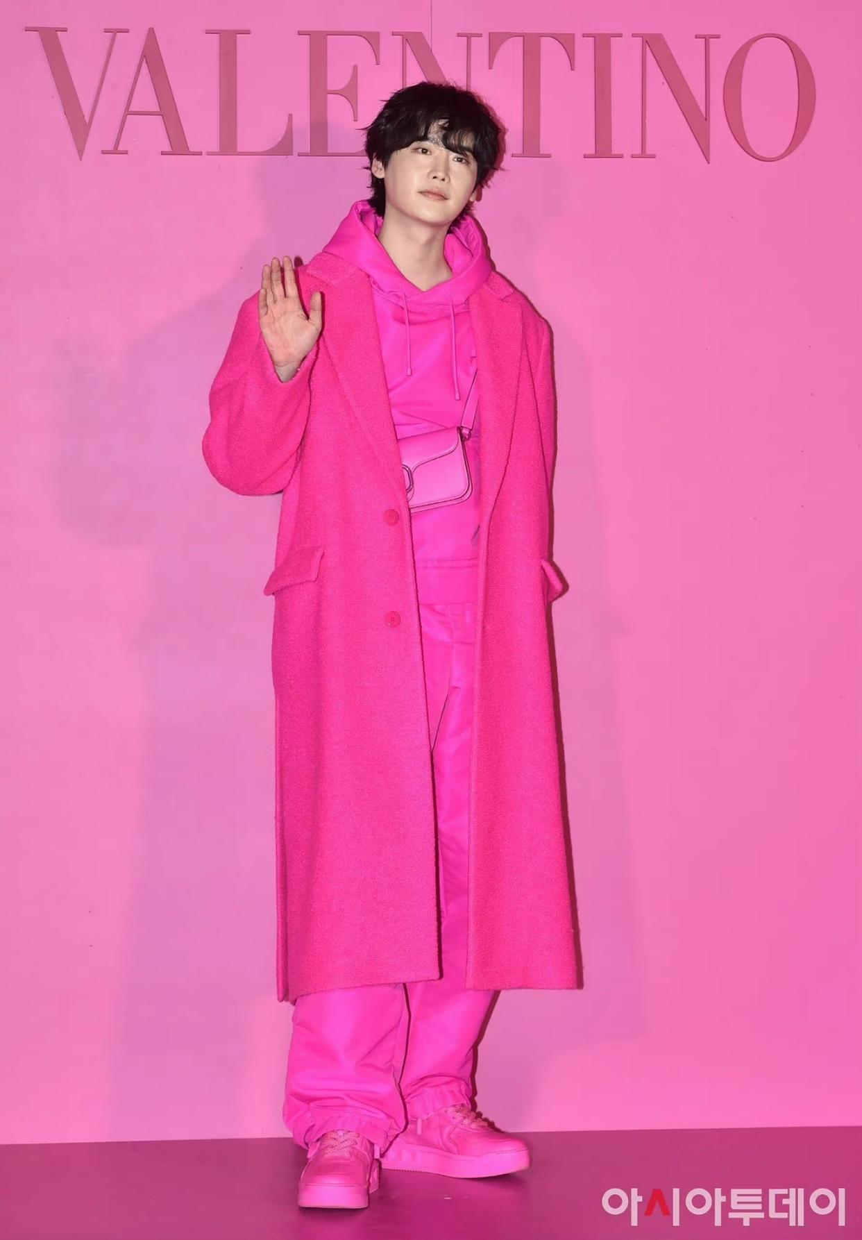 李钟硕|李钟硕一袭玫红大衣亮相,造型一言难尽,参加浪姐决赛毫无违和感