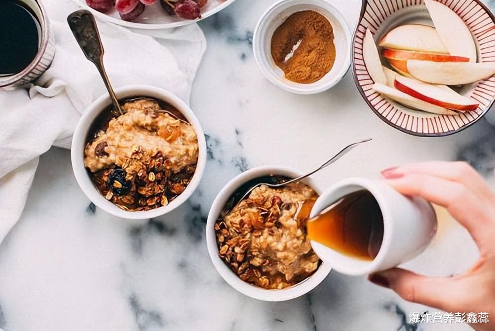 骨质疏松|多走路能预防骨质疏松?提醒:少吃这2种食物,或许比走路还重要