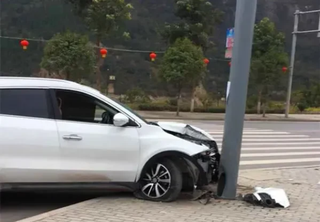 湖南岳阳市,男子驾车不小心撞上了电线杆,导致车头受损