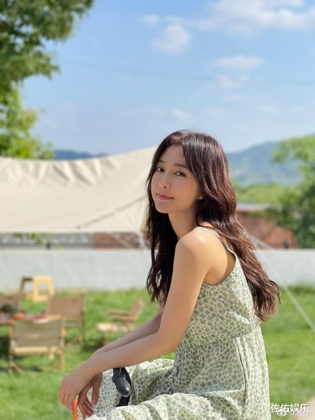 秦岚|秦岚晒照清纯似初恋，骑儿童车俏皮可爱，身材窈窕惹人爱