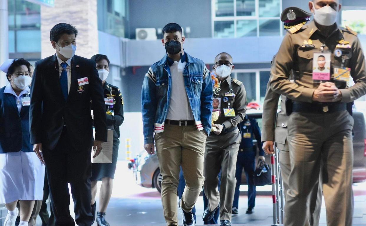 人世间|提帮功王子大变样,穿休闲装阳光帅气,回国看姐姐被赞王者归来