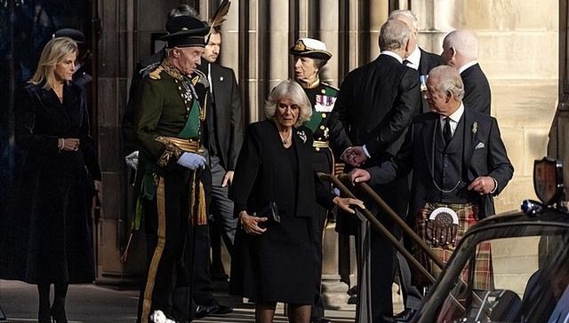 红眼|女王唯一的原配儿媳:苏菲为婆婆守灵哭红眼,卡米拉摆出王后姿态